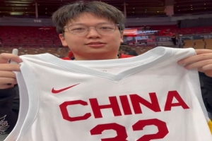 有心了！中国球迷观战猛龙季前赛 展示李凯尔职业生涯全部球衣