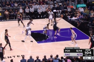 贼拉可惜！杨瀚森背身单打漂亮转身抹开防守 但上空篮脱手了！